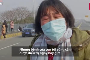 Clip người mẹ bật khóc cầu xin cho con gái rời khỏi vùng phong tỏa bởi tâm dịch corona