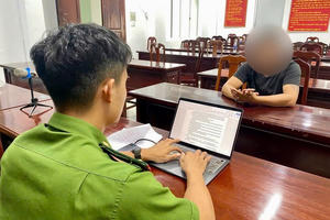 Bắt quả tang xe hút hầm cầu xả thải ra sông