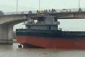Nguy cơ sập cầu sau tai nạn đường Thủy