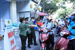 Công an tỉnh Đồng Nai cùng người lao động phòng, chống dịch Covid-19