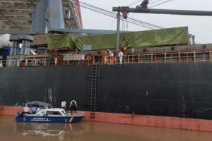 Hải Phòng: Tàu hàng 12 nghìn tấn gặp sự cố khu vực chân cầu Hoàng Văn Thụ