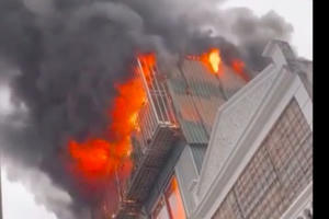 Video: Hoả hoạn bao trùm tầng 4 toà nhà lúc rạng sáng, nhiều người phát hoảng