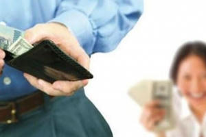 Vợ làm rõ các khoản tiền ngoài lương chồng mang về để chống tham nhũng