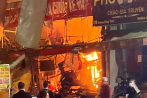 Sau một tiếng nổ như bom, cả ngôi nhà sửa chữa xe máy đổ sập, bốc cháy