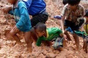 Xót xa cảnh học sinh lội bùn sâu, băng suối đến trường sau lũ