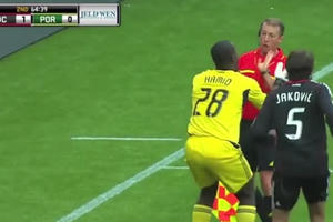 [Video]: Thủ môn nhận thẻ vàng sau 2 lần cản phá thành công penalty