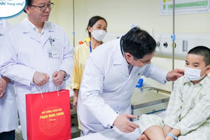 Thủ tướng Chính phủ Phạm Minh Chính thăm và tặng quà bệnh nhi nhân ngày 1/6