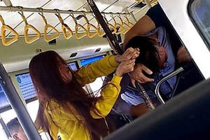 Tiếp viên và đôi nam nữ lao vào giật tóc, đấm nhau túi bụi trên xe buýt