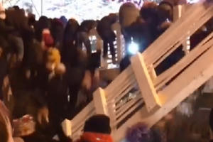 Khoảnh khắc cầu gỗ đổ sập trong lễ đón năm mới ở Nga Khoảnh khắc cầu gỗ đổ sập trong lễ đón năm mới ở Nga