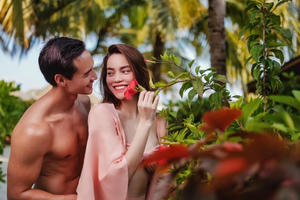 Hồ Ngọc Hà tung ảnh mặc gợi cảm, tình tứ bên Kim Lý giữa thiên đường Maldives