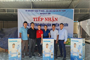Tân Á Đại Thành tặng bồn nước, máy lọc nước hỗ trợ người dân vùng lũ Nghệ An