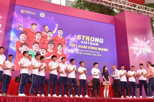 Duy Mạnh được fan tổ chức sinh nhật ở trường THCS Marie Curie