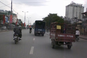 Kinh hoàng: Xe tải kéo xe ba bánh bằng dây dù chạy bạt mạng