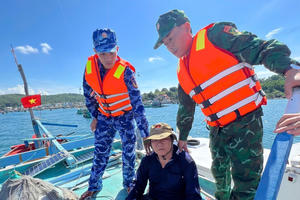 Phát hiện tàu cá chở thuê 2 thiết bị giám sát hành trình gần biển Bãi Xếp