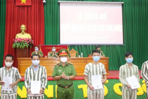 Trại giam Xuân Lộc trao quyết định đặc xá cho 102 phạm nhân