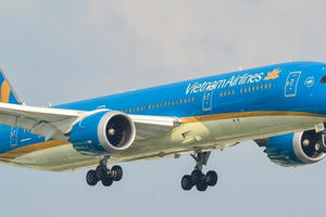 Cổ phiếu Vietnam Airlines thoát diện bị cảnh báo, nhưng còn nguy cơ bị hủy niêm yết