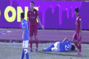 Pha “tung cước” của Sầm Ngọc Đức với cầu thủ Than Quảng Ninh