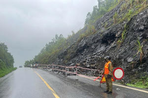 Nhiều tuyến đường bộ còn ách tắc giao thông do ảnh hưởng của bão Wipha