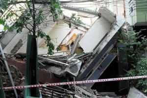 Nhân chứng kể thời khắc kịch tính: Vừa thoát ra 3 phút thì nhà sập