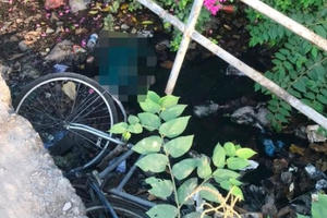 Người đàn ông tử vong bất thường dưới chân cầu ở TP. HCM