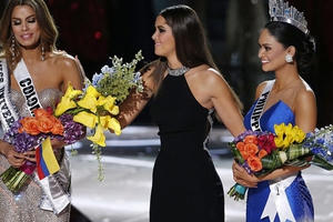 Sự cố hài hước khó tin tại Hoa hậu hoàn vũ 2015 Sự cố hài hước khó tin tại Hoa hậu hoàn vũ 2015
