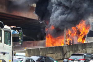 Xe buýt bất ngờ bốc cháy ngùn ngụt trên đường vành đai 3