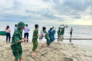 Hà Tĩnh: Nhiều tàu thuyền của ngư dân, tàu du lịch bị lật, lực lượng chức năng kịp thời ứng cứu