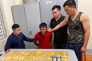 Đối tượng người nước ngoài khóc nức nở khi bị bắt vì tàng trữ, vận chuyển số lượng ma tuý "cực khủng"