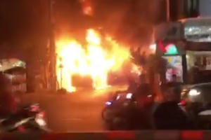 Xe khách giường nằm cháy ngùn ngụt trong đêm