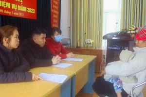 Người phụ nữ bị xử phạt vì thường xuyên bắt con đi bán hàng rong ở Sa Pa