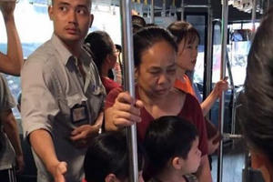 Hà Nội cấp thẻ xe buýt miễn phí cho người trên 60 tuổi