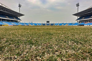 Sân Mỹ Đình: 10 năm không thay cỏ, thiếu tiền trả lương nhân viên