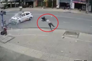 [Clip]: Xe máy tông trực diện ô tô, người đàn ông văng xa hàng chục mét