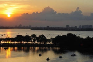 D’. Le Roi Soleil – Ngắm cảnh Hồ Tây, đón gió sông Hồng qua từng ô cửa sổ