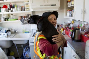 Bà cụ quét rác gốc Việt trở thành "ngôi sao mạng"