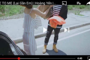 Hoàng Yến Chibi gặp sự cố lộ ngực trong MV Close to me