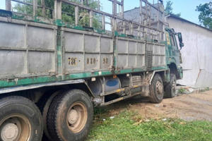 Phú Yên: Xe tải bất ngờ tông sập nhà dân bên đường, hai em nhỏ thương vong