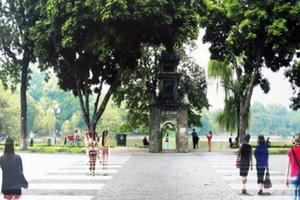 Lát lại vỉa hè hồ Gươm: Tốn cũng nên làm