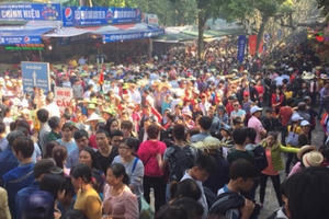 Dòng người chật cứng đổ về tham dự lễ khai hội chùa Hương