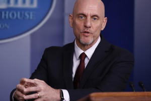 Trump nói 99% ca Covid-19 “hoàn toàn vô hại”, quan chức Mỹ phản đối