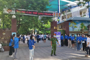 Kết thúc môn thi Ngữ Văn lớp 10 tại Hà Nội, đề nằm trong chương trình, thí sinh thở phào