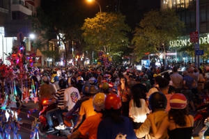 TP HCM: Phố phường nhộn nhịp chào đón thập kỷ mới