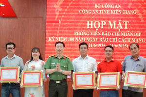 Phóng viên Báo Pháp luật Việt Nam vinh dự được Công an tỉnh Kiên Giang, Viện KSND tỉnh Kiên Giang tặng thưởng Giấy khen