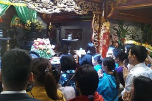 Hàng vạn người dân thập phương đi lễ đền Hùng cầu may ngày đầu xuân