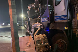 Một người tử vong, xe tải biến dạng sau tai nạn trên QL01