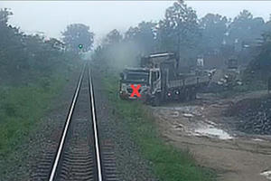 Bình Thuận: Xử phạt tài xế đậu xe tải sát đường sắt khiến tàu hoả phải phanh khẩn cấp