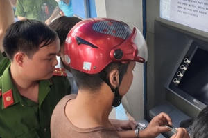 Nhóm người nước ngoài cài thiết bị vào ATM đánh cắp thông tin, chiếm đoạt tài sản