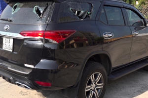 An Giang: Xe ô tô 7 chỗ bị đập nát đèn và kính chỉ vì mâu thuẫn nhỏ An Giang: Xe ô tô 7 chỗ bị đập nát đèn và kính chỉ vì mâu thuẫn nhỏ