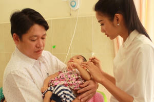 Á hậu Hoàng Thùy mang yêu thương đến trẻ em khuyết tật Củ Chi