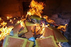 Bản tin Pháp luật Plus: Nguy cơ hỏa hoạn do thắp hương, đốt vàng mã tại lễ hội, chùa chiền